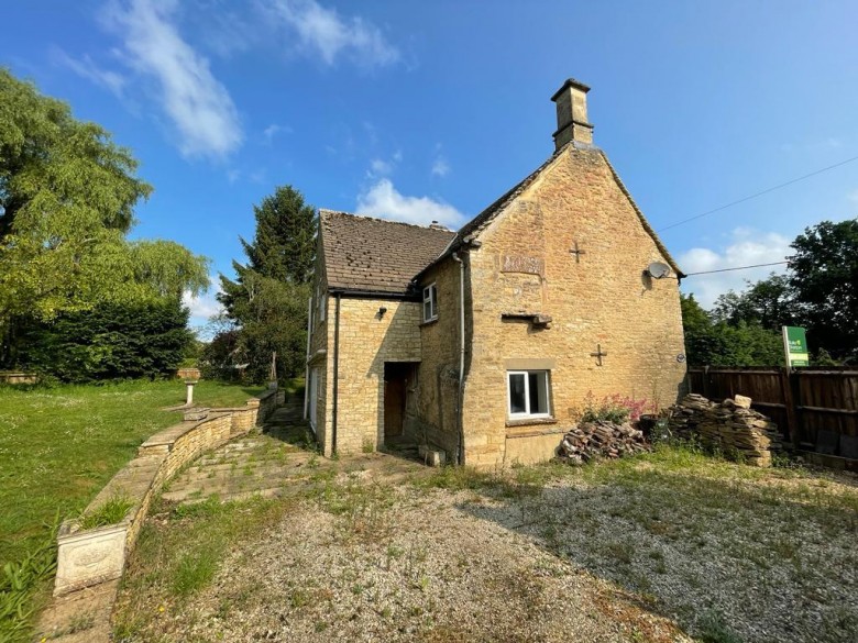 Click the photo for more details of Milton-Under-Wychwood, Oxfordshire