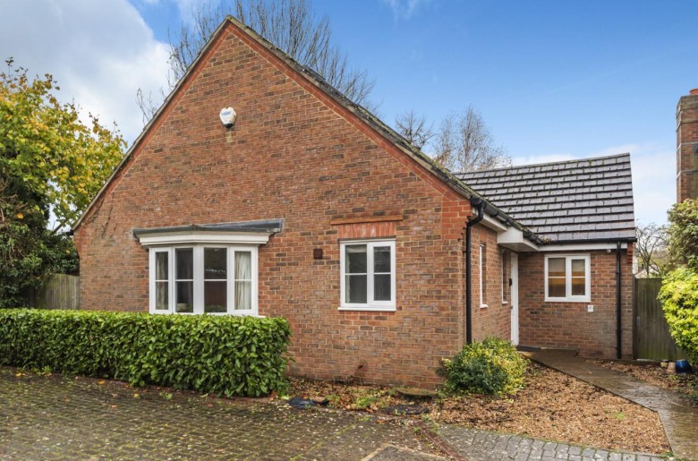 Click the photo for more details of Bakery Close, Oxford