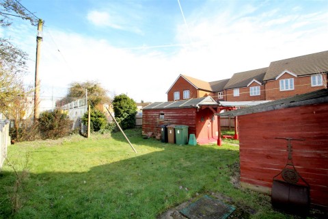 Click the photo for more details of Chiltern Gardens, Watlington