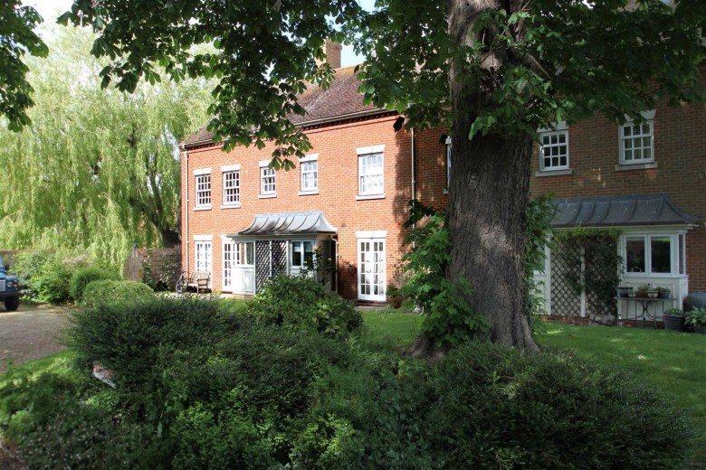 Click the photo for more details of White Hart Close, Benson