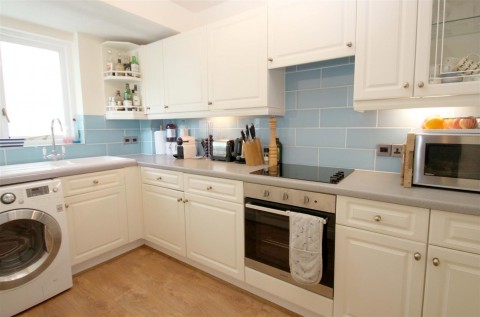 Click the photo for more details of White Hart Close, Benson
