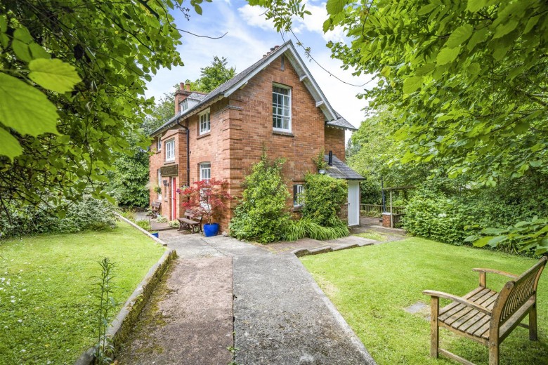 Click the photo for more details of Doddiscombsleigh, Exeter