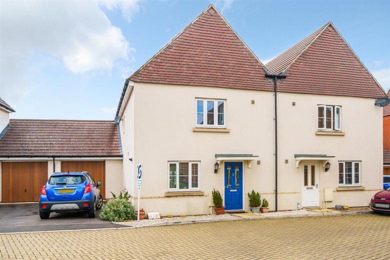 Click the photo for more details of Fitzwaryn Place, Wantage