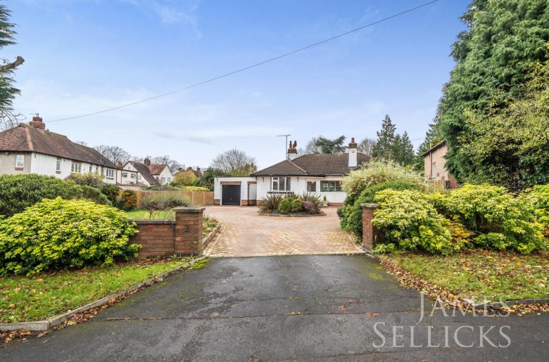 Click the photo for more details of Chapel Lane, Knighton, Leicester