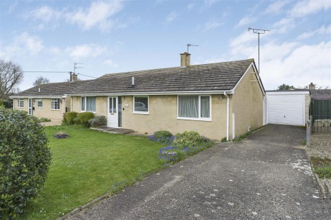 Click the photo for more details of Cromwell Close, Chalgrove, Oxford