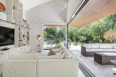 Click the photo for more details of Newnham Hill, Henley-On-Thames