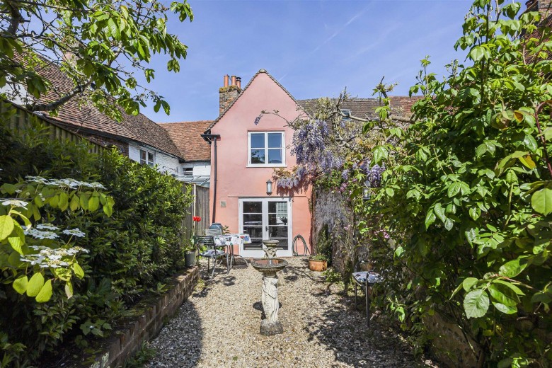 Click the photo for more details of Pinapple Cottage, Watlington