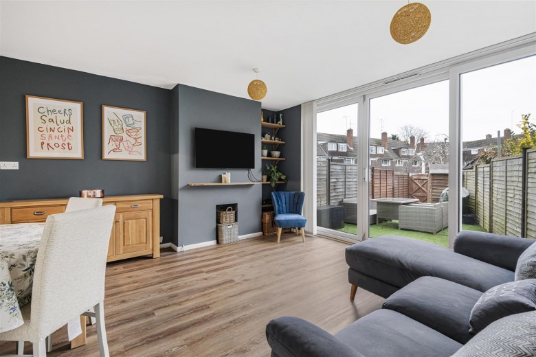 Click the photo for more details of 8 Upton Close, Henley-On-Thames RG9 1BT