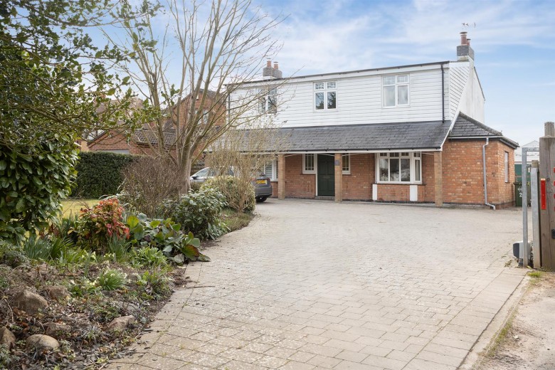 Click the photo for more details of Barby Lane, Rugby, CV22