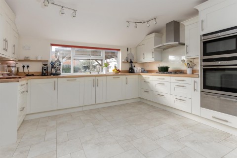Click the photo for more details of Barby Lane, Rugby, CV22