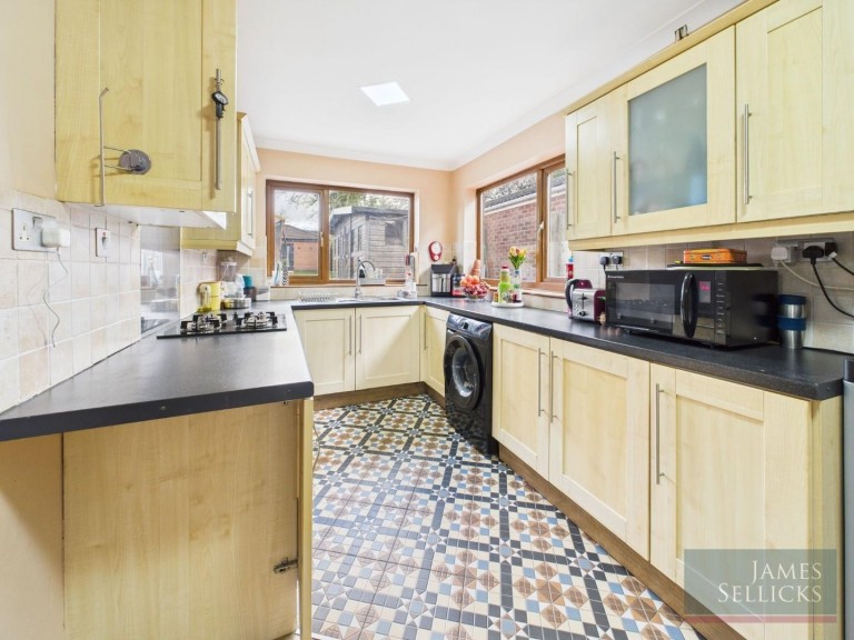 Images for 4 bedrooms, including annexe - Lynmouth Road, Humberstone, Leicestershire