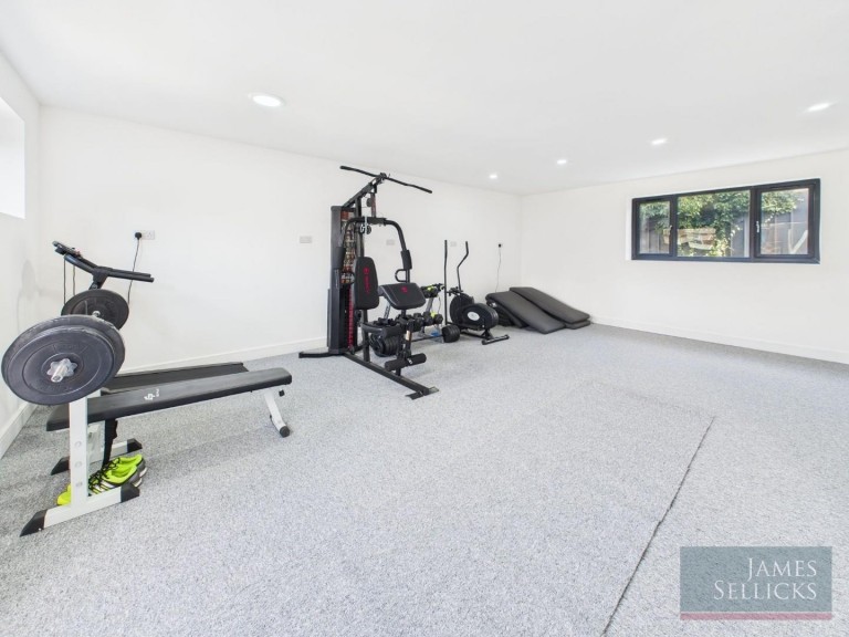 Images for 4 bedrooms, including annexe - Lynmouth Road, Humberstone, Leicestershire