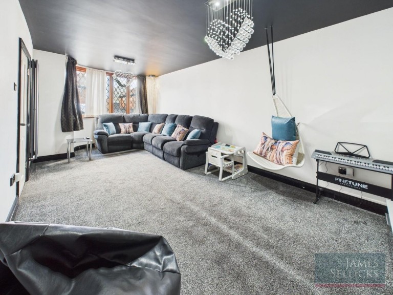 Images for 4 bedrooms, including annexe - Lynmouth Road, Humberstone, Leicestershire