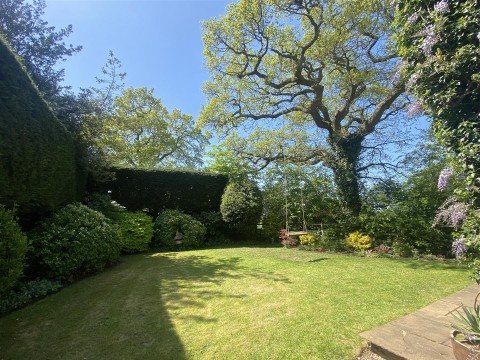 Click the photo for more details of Barby Road, Rugby, CV22