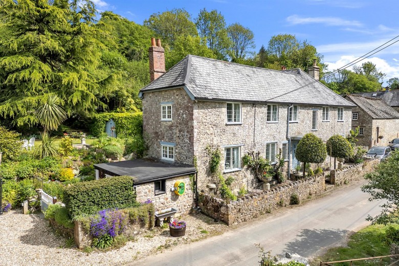 Click the photo for more details of Combpyne, Axminster