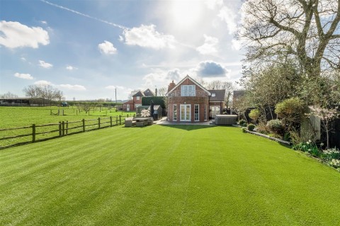 Click the photo for more details of Nuneaton Road, Mancetter, CV9