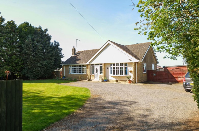 Click the photo for more details of Long Buckby Road, Daventry, NN11