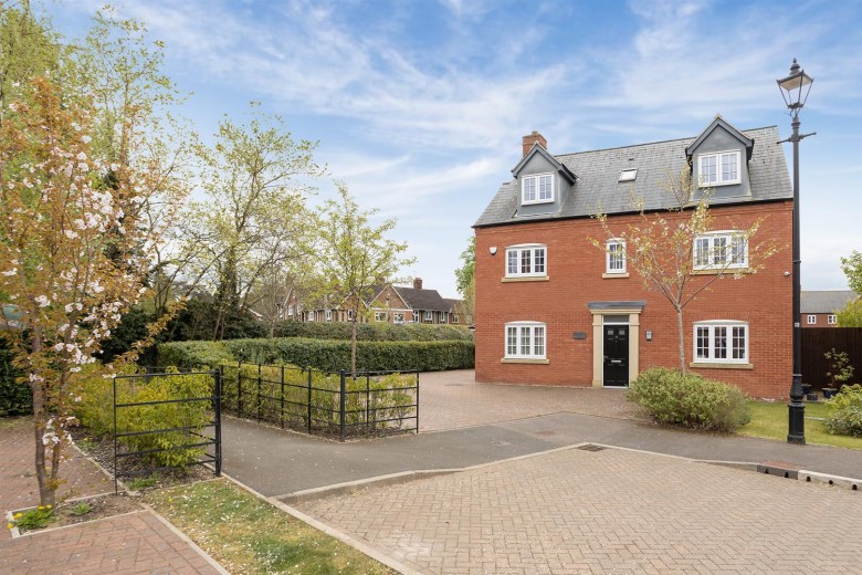 Click the photo for more details of Earle Gardens, Dunchurch, Rugby, CV22
