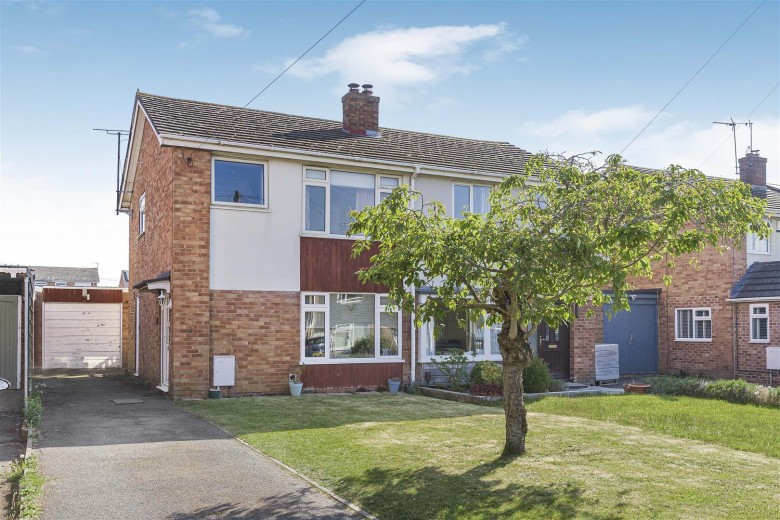 Click the photo for more details of Westfield Road, Benson, Wallingford