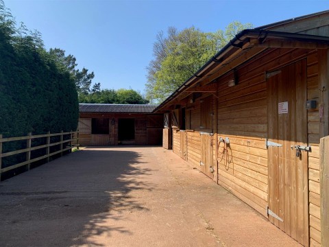 Click the photo for more details of Bishopsteignton, Teignmouth