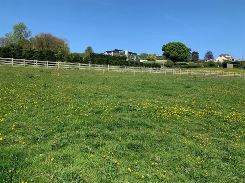 Click the photo for more details of Bishopsteignton, Teignmouth