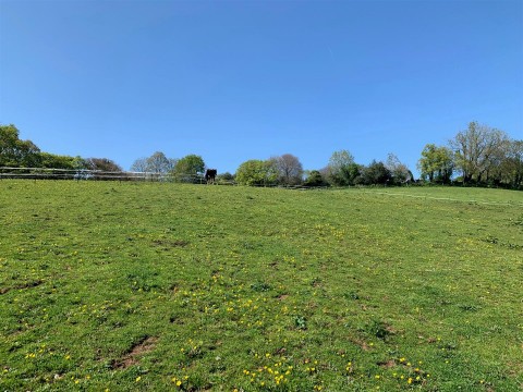 Click the photo for more details of Bishopsteignton, Teignmouth