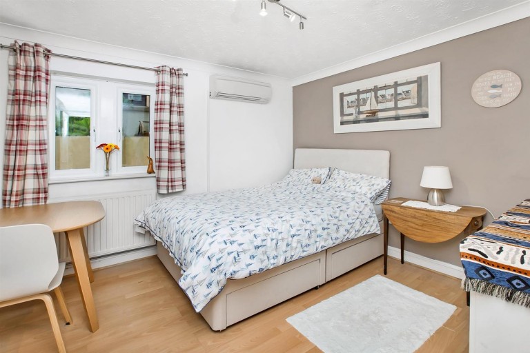 Images for 42 Copland Meadows, Totnes