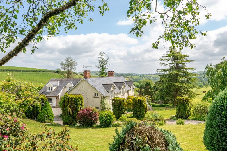 Click the photo for more details of Shillingford, Tiverton