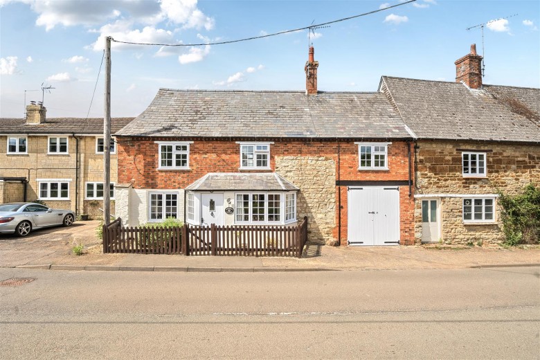 Click the photo for more details of Greenside, Wappenham, NN12