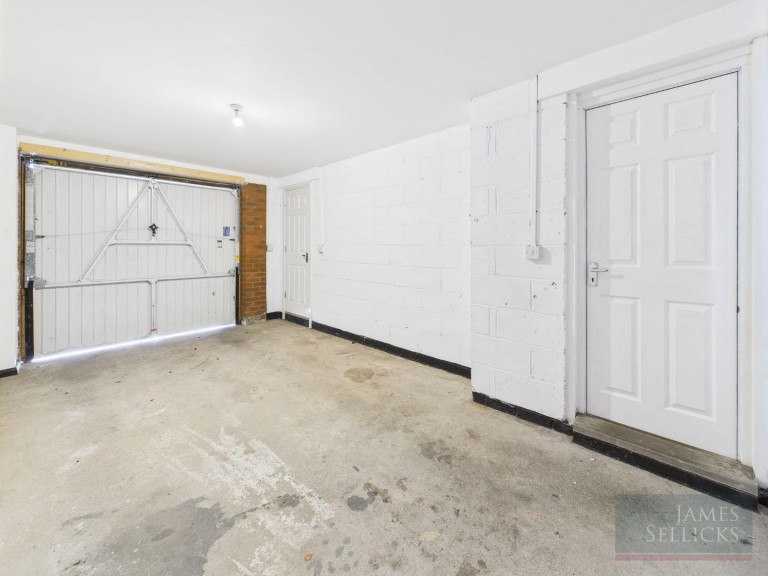 Images for 2 bedroom FREEHOLD apartment WITH GARAGE - Shipton Road, Hamilton, Leicester