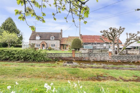 Click the photo for more details of Newlands Lane, Stoke Row