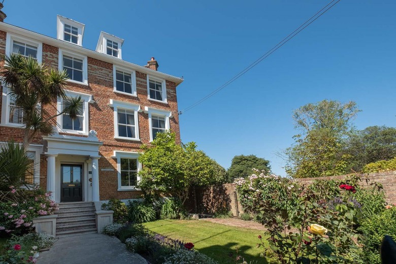 Click the photo for more details of High Street , Yarmouth