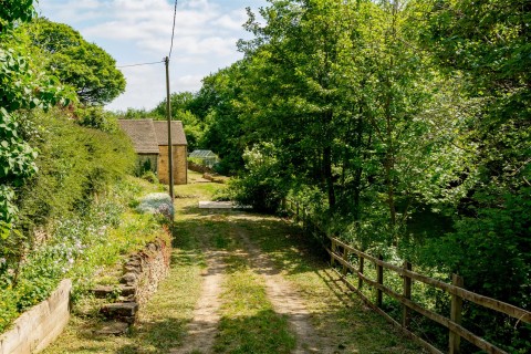 Click the photo for more details of Oakridge Lynch, Gloucestershire