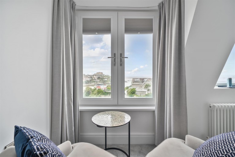 Images for 13 Island Crescent, Newquay