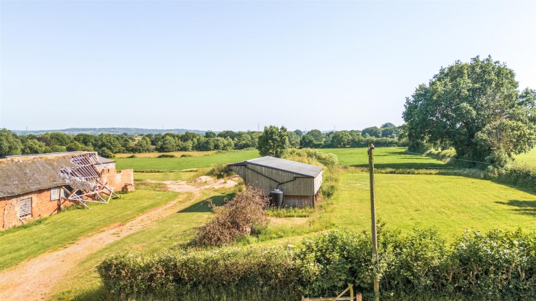 Click the photo for more details of Clyst Hydon, Cullompton, Devon