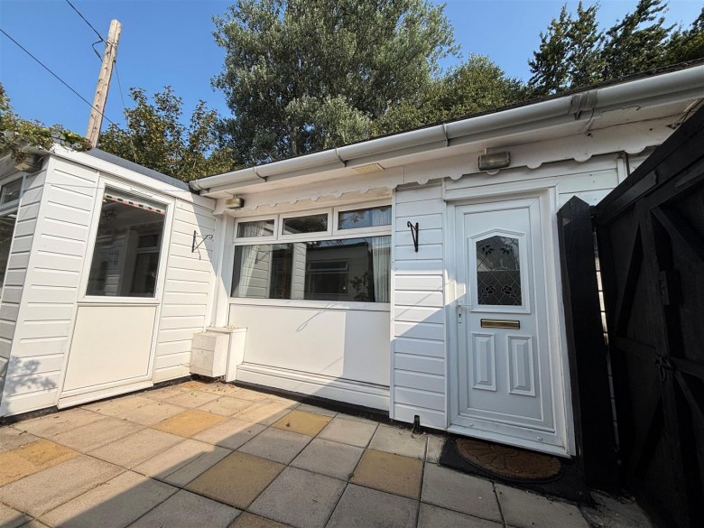 Click the photo for more details of School Green Road, Freshwater