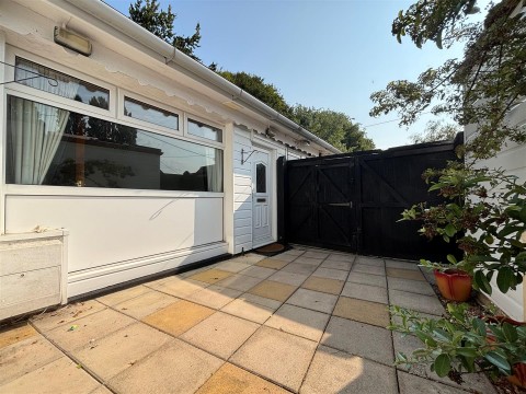 Click the photo for more details of School Green Road, Freshwater