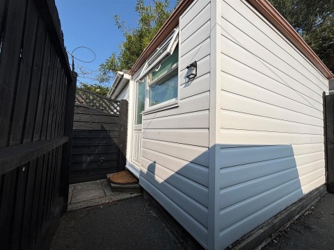 Click the photo for more details of School Green Road, Freshwater