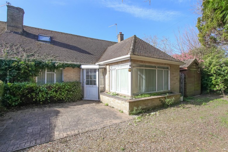 Click the photo for more details of Queen Street, Middleton Cheney, Banbury