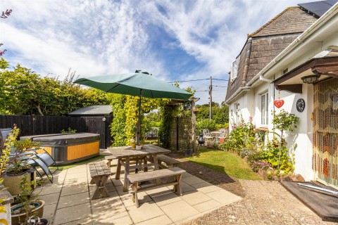 Click the photo for more details of Wellow, Isle of Wight