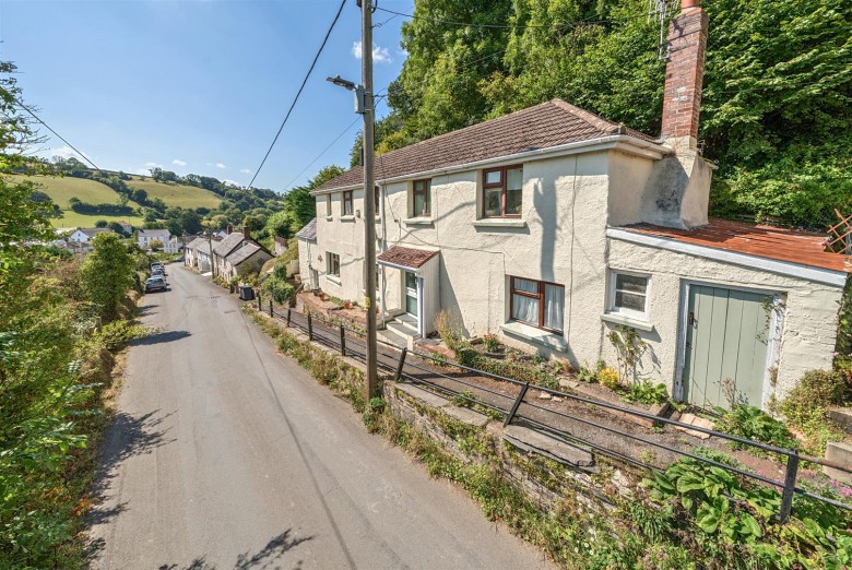 Click the photo for more details of Station Hill, Swimbridge, Barnstaple