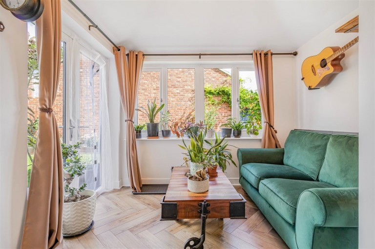 Images for Pinza Close, Newmarket