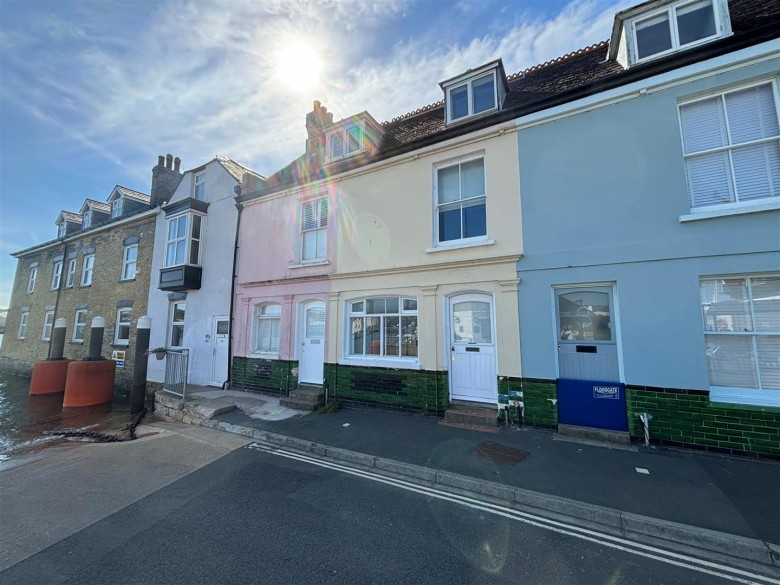 Click the photo for more details of Medina Road, Cowes