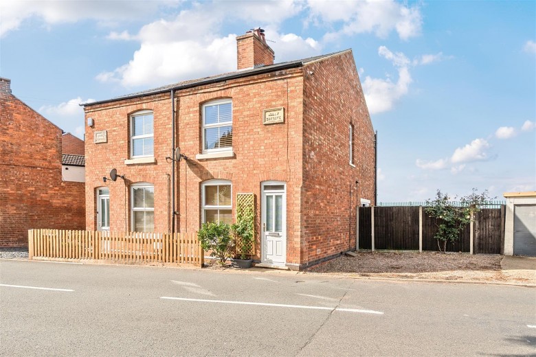 Click the photo for more details of Lawford Lane, Rugby, CV22