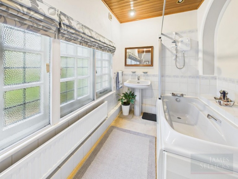 Images for Knighton Grange Road, Oadby, Leicestershire