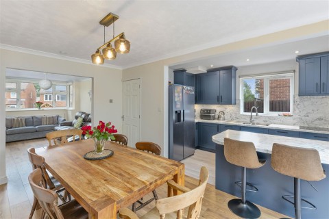 Click the photo for more details of Sinclair Avenue, Banbury