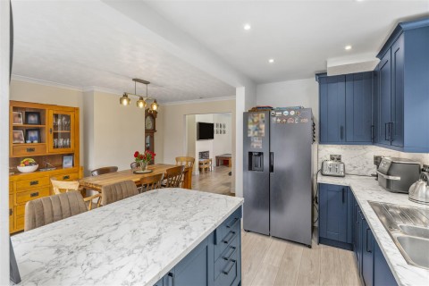 Click the photo for more details of Sinclair Avenue, Banbury
