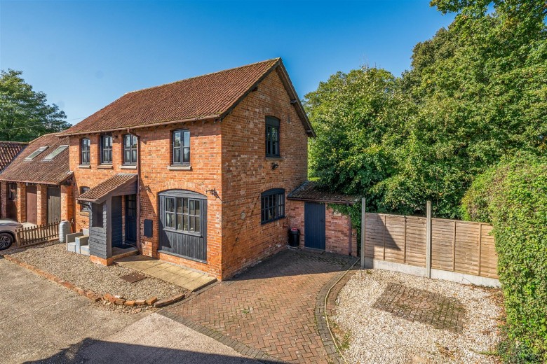 Click the photo for more details of 4 Kensington Court, Washfield, Tiverton