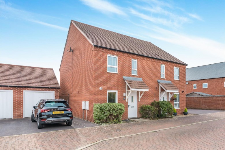 Click the photo for more details of Wren Crescent, Bodicote - no onward chain