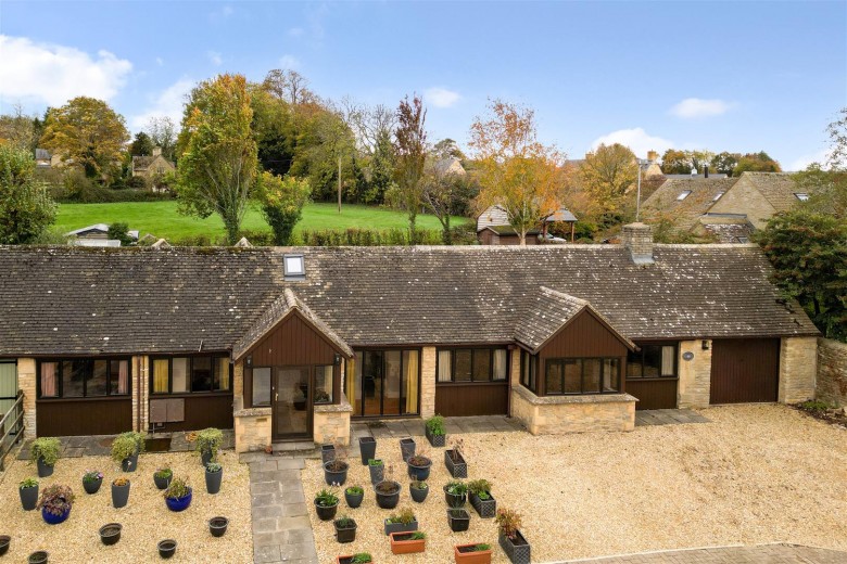 Click the photo for more details of Ascott-Under-Wychwood, Oxfordshire